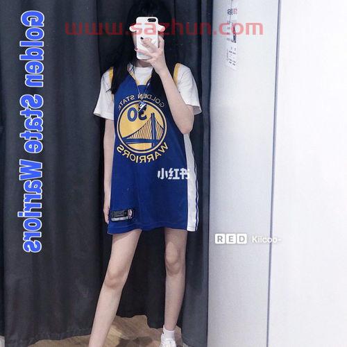 美式篮球衣潮流穿搭女生（美式球衣风格）